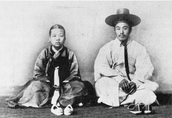1893년 박에스더와 남편 박여선의 결혼기념 사진
